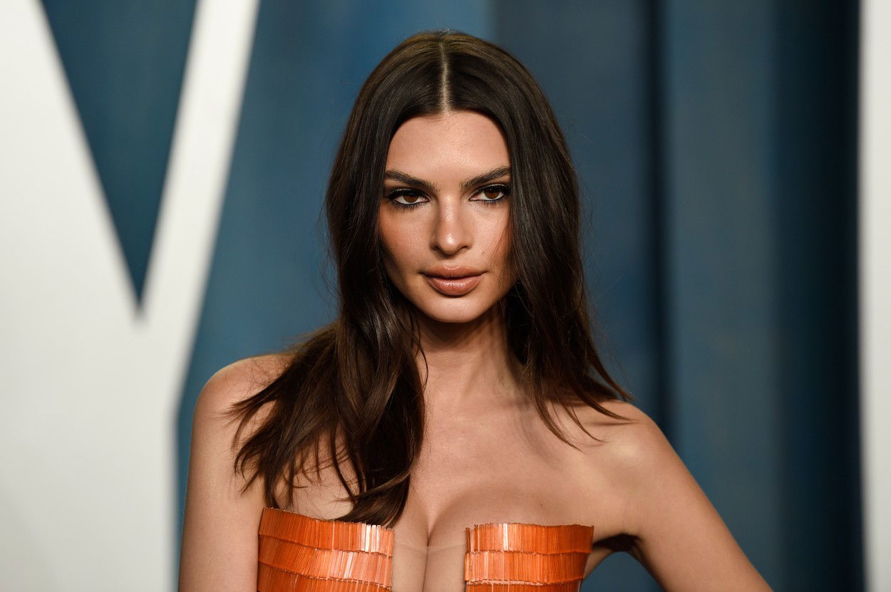 H Ha Emily Ratajkowski Anyasz Lt Meztelen L Mutatta Meg A T K Letes