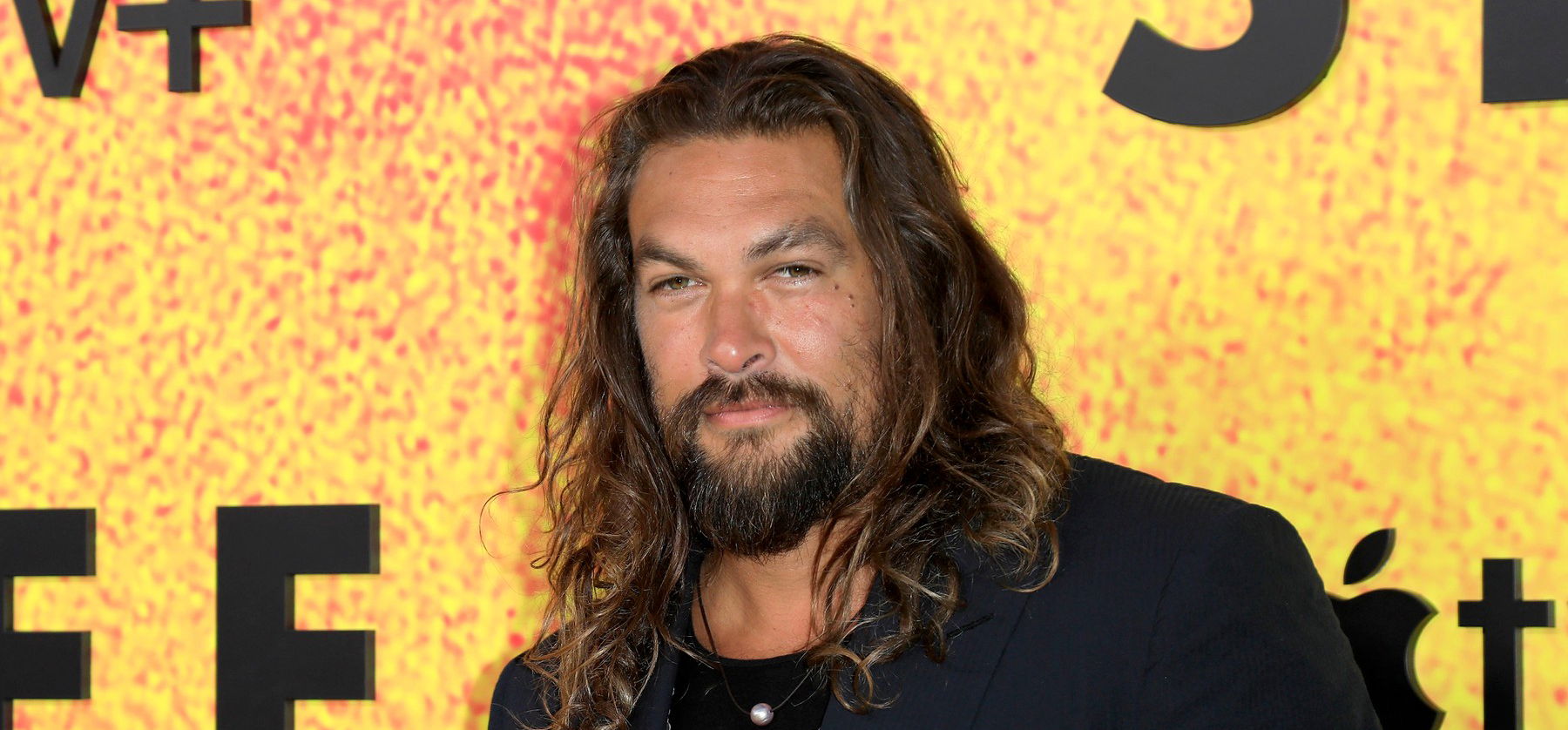 Jason Momoa totál felismerhetetlen lett: új külsőjével sokkolta a rajongóit, pedig csak a Netflix új filmje miatt növesztett szarvakat