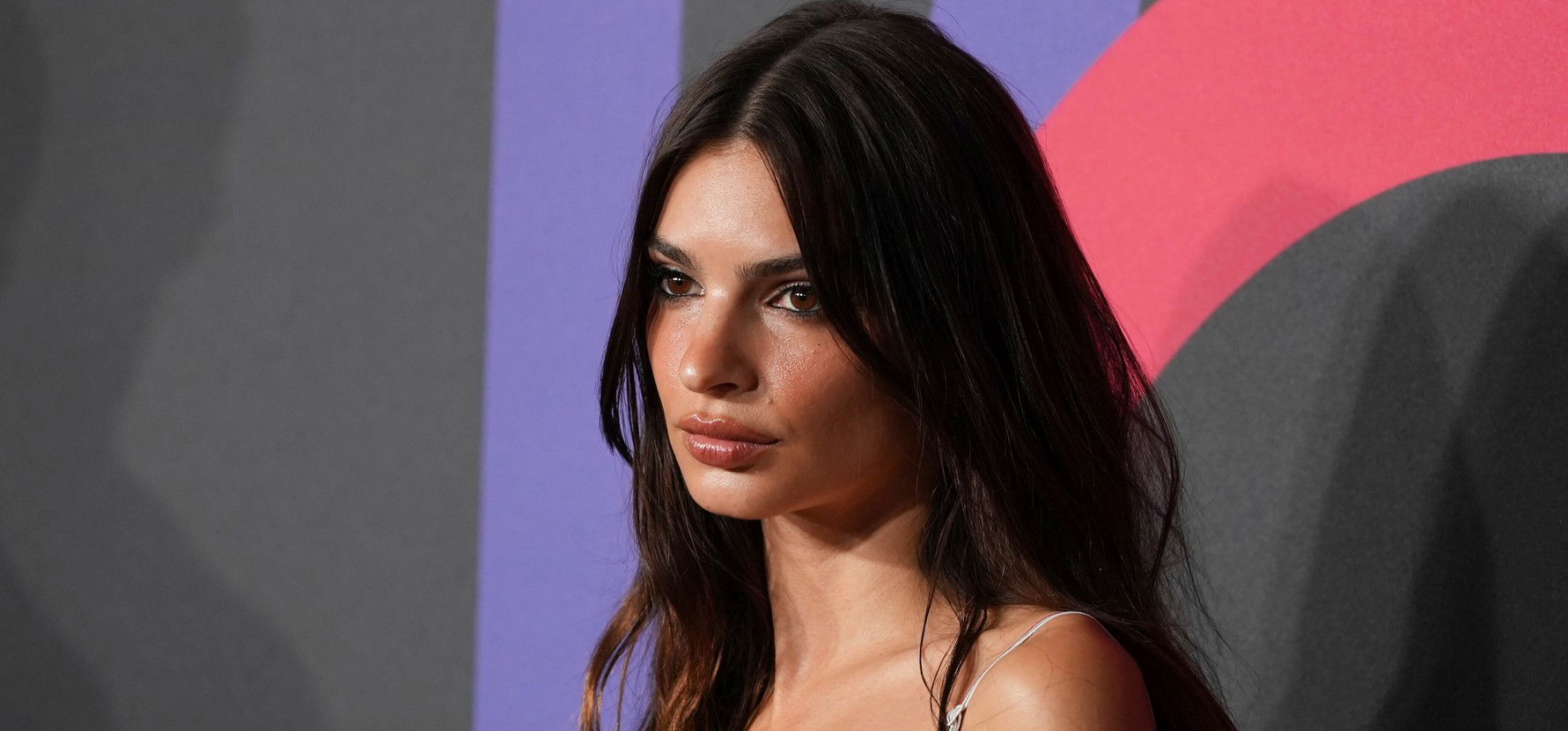 Zöld kanapéd van otthon? Emily Ratajkowski szerint az már felér egy Coming outtal