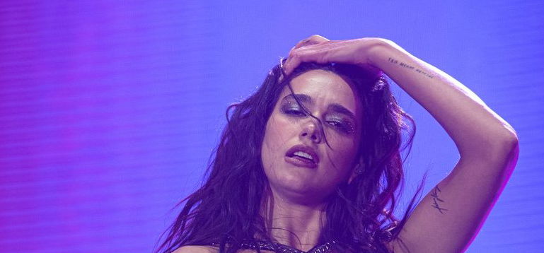 Dua Lipa hófehér bugyija a szemünk láttára villan ki a nadrágja alól, elképesztő fotó került ki az internetre