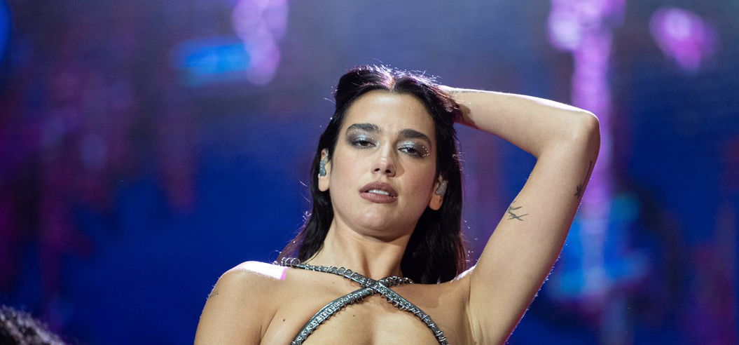 Dua Lipa bugyija a szemünk láttára bújik ki a szoknyája alól, miközben minden szem rá szegeződik