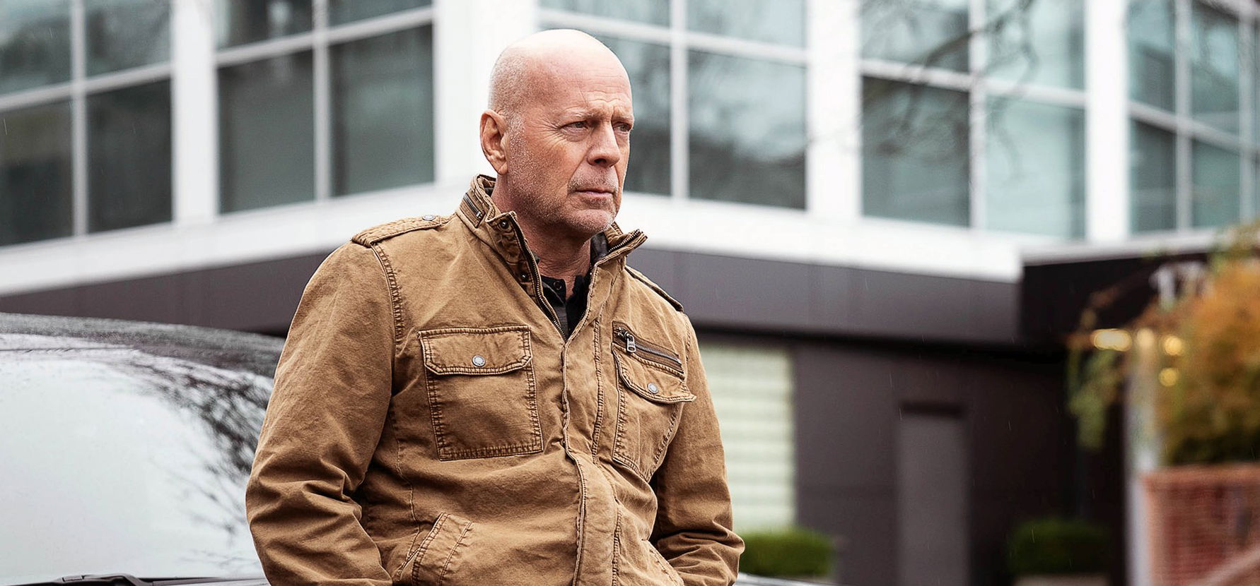 Nagyon szomorú hír: Bruce Willis felesége videóban üzent a lesifotósoknak