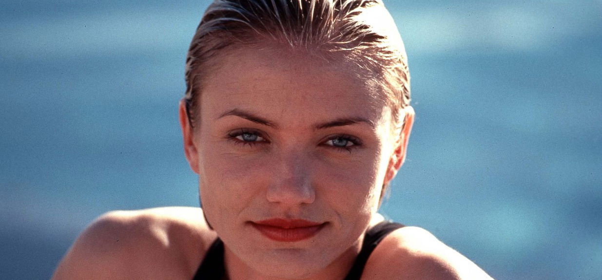 Forró hálószobai videó: Cameron Diaz fehér bugyiban, nadrág nélkül mutatta meg csúcsbombázó idomait az egyik legikonikusabb filmben a 2000-es évek elejéről