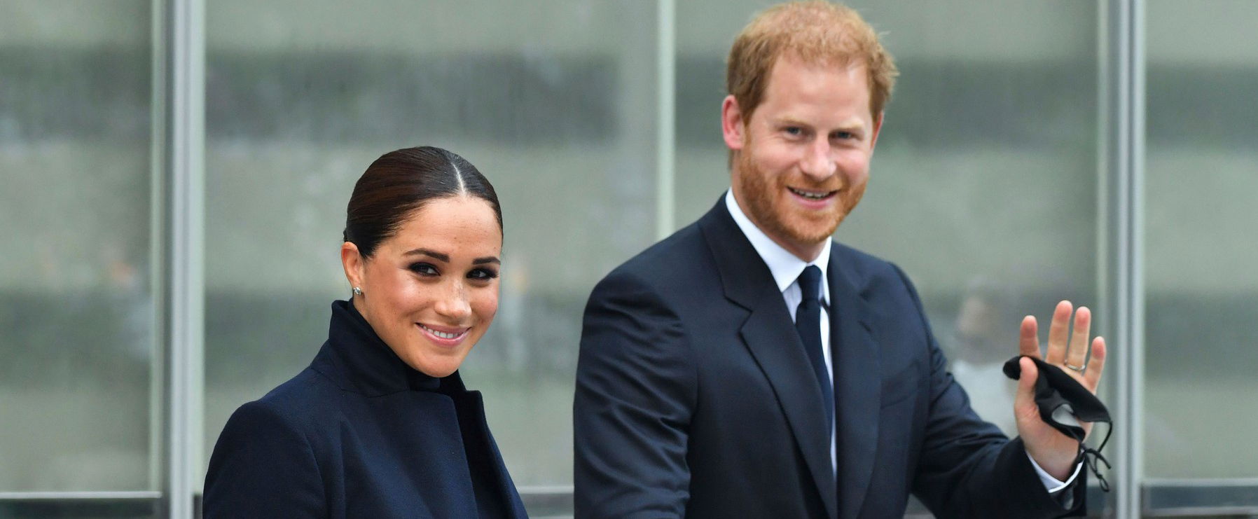 Végveszélyben az uralkodói család? Harry herceg Elton Johnnal bukott le, Meghan pedig megkaparintaná a királyi ékszereket