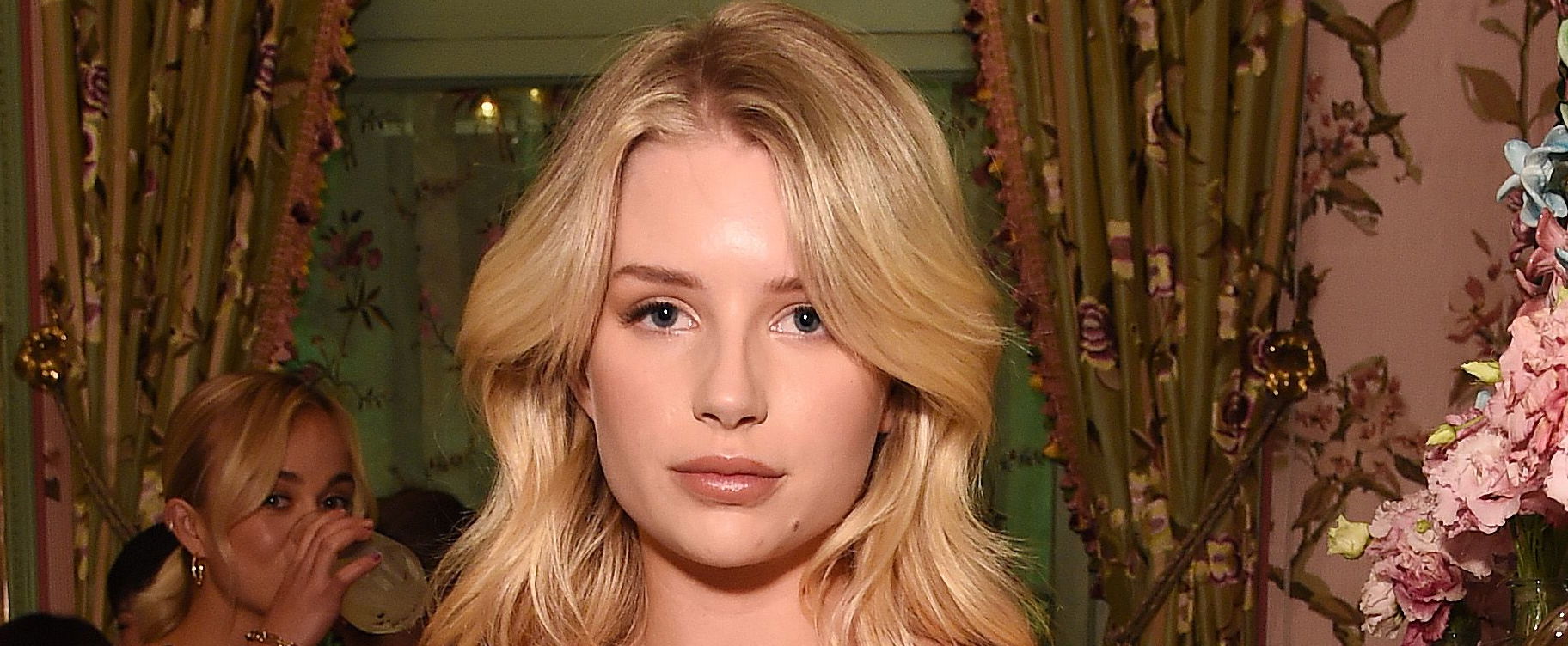 Lottie Moss nem sokat takar gigantikus melleiből, majdnem össze is omlott az oldal a szexi képei miatt