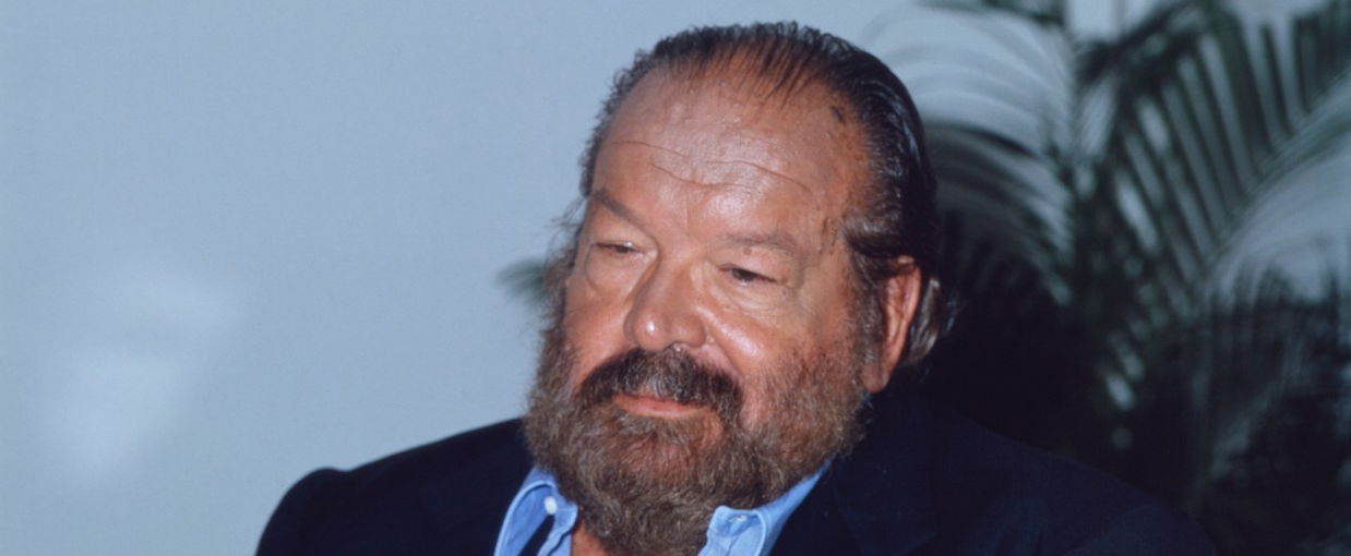 Szívszaggató látvány: így néz ki Bud Spencer sírja, óriási magyar zászlót is találunk mindig mellette