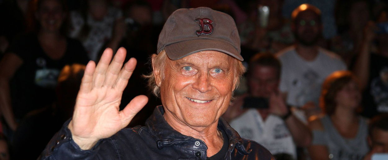 Döbbenet: előkerült egy fotó Terence Hill tinédzser unokájáról, őt még sosem láthattad