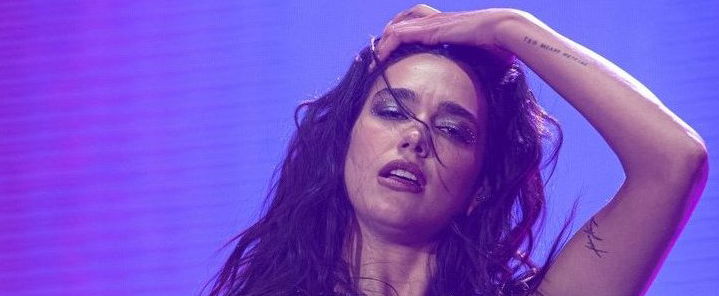 Dua Lipa totálisan átlátszó ruhája alól kikandikál a bugyija is, így jelent meg egy esküvőn a ragyogó napfényben