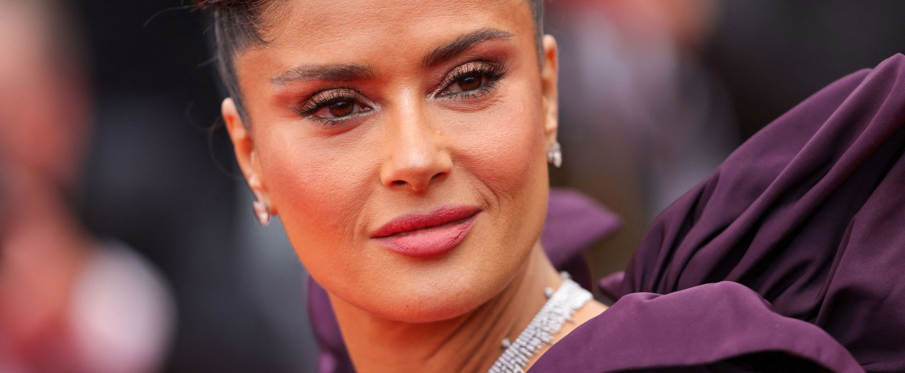 Salma Hayek észveszejtően bevállalós, olyan kivágott ruhát vett fel, hogy attól mindenkinek elállt a szava