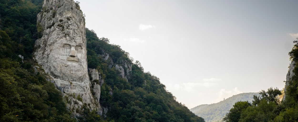 Hátborzongató emberi arc mered a Duna felett az emberekre, érzed a tekintetét a válladon, ez maga a történelem tekintete, amely a messzeségbe bámul