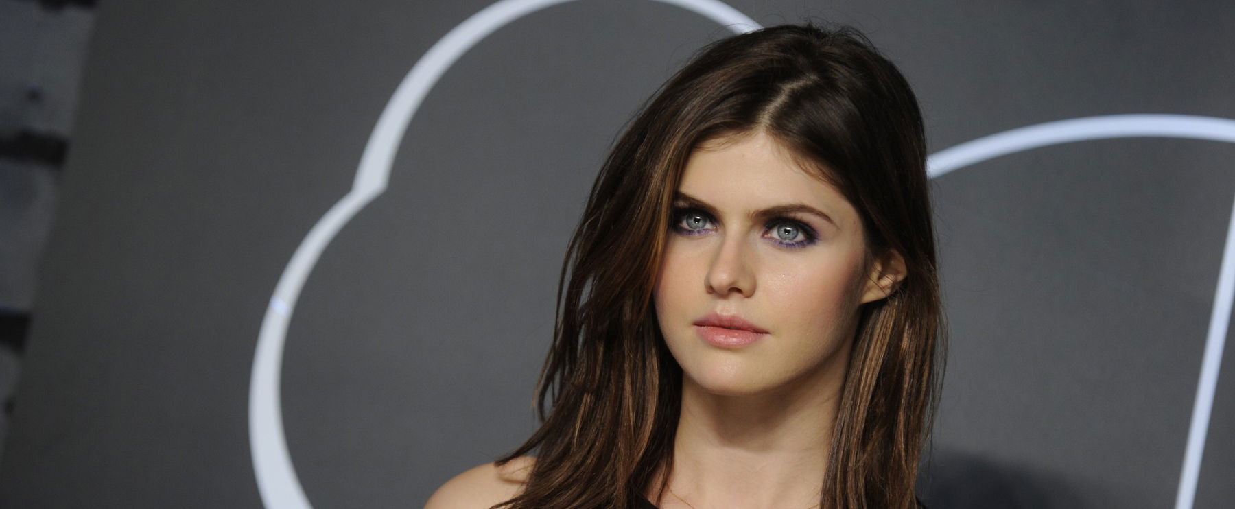 Bugyi nélkül pózol az ágyon a Baywatch őzikeszemű kebelcsodája, Alexandra Daddario