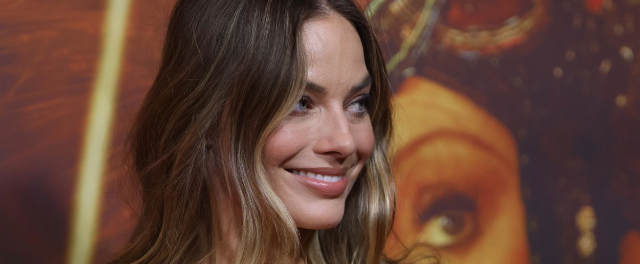 Margot Robbie átlátszó ruhája nem takar semmit, a férfiak azonnal ráközelítenek - Ez a ruha maga volt a feltűnés