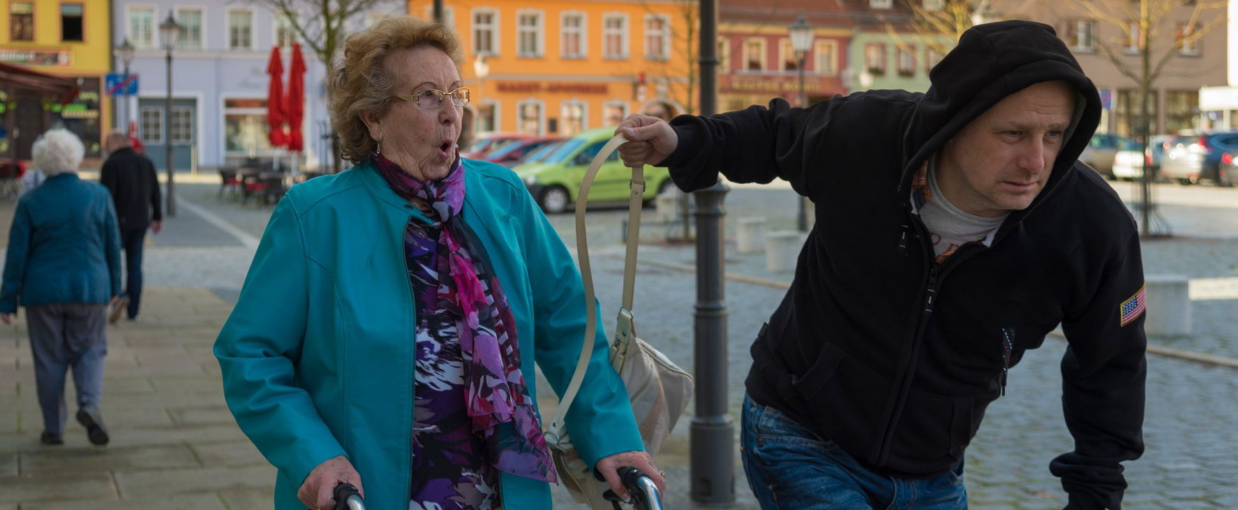 Erőszakveszély Budapesten, mindenki fokozottan figyeljen a tolvajokra, drága mulatság lehet a buszmegállóban várakozni