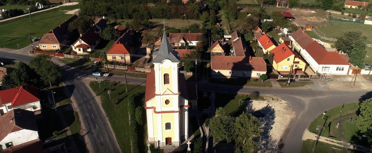 Magyarország egyetlen angolos nevű falujában egy különleges látványosság van, ami mellett ezrek autóznak el napiszinten