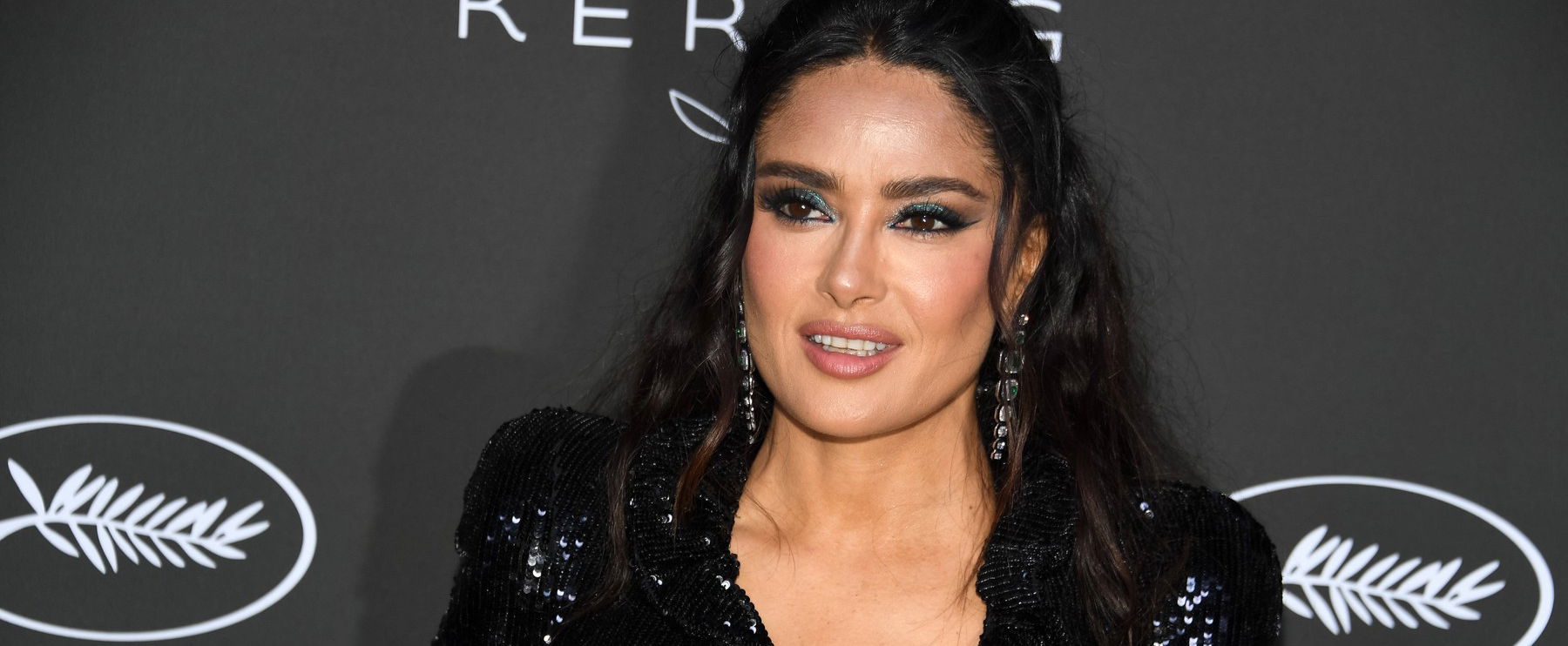 Izzik a levegő Salma Hayek bikinis fotóitól, 56 évesen is bárkit lepipál a szuperdögös színésznő