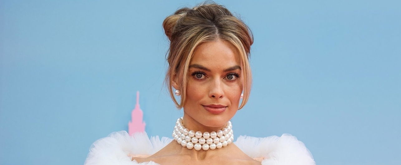 A hihetetlenül dögös Margot Robbie egy kemény árbócrúdon ülve mutatta meg csodás alakját, szintén lengén öltözött barátnője is vele tartott