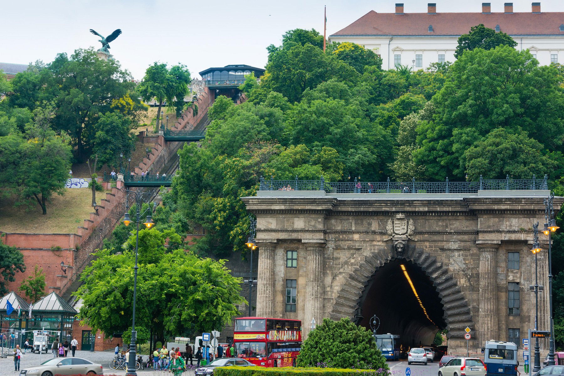 Egy perverz őrült garázdálkodik Budapest legforgalmasabb buszvonalán, bármelyik utazó nő potenciális áldozat lehet