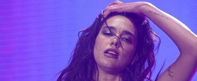 Dua Lipa ruhája a lába közénél is szétnyílt, döbbenetes fotók kerültek ki az internetre