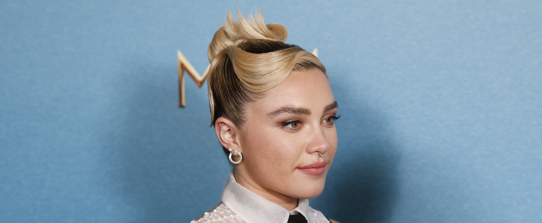 A kopaszra nyírt Florence Pugh egy szál melltartóban grimaszol, mi történt a szexszimbólum színésznővel?