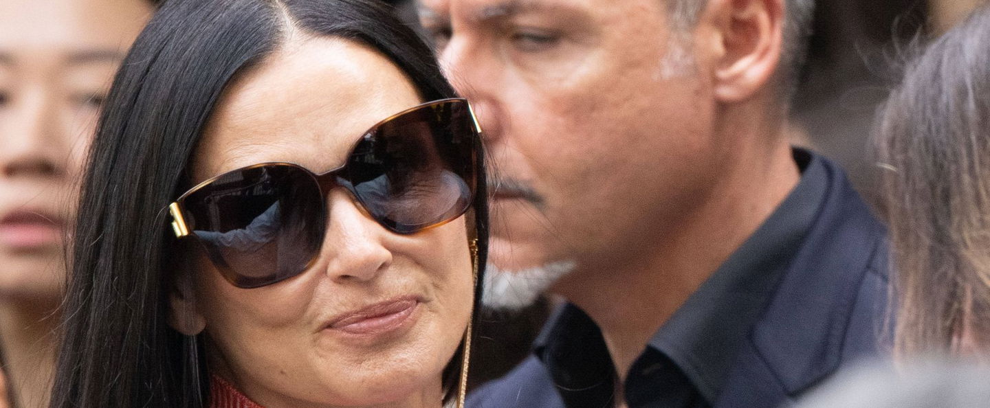 Demi Moore melltartó nélkül és nyitott blézerben jelent meg a milánói divathéten, a színésznő megmutatta csupasz mellkasát