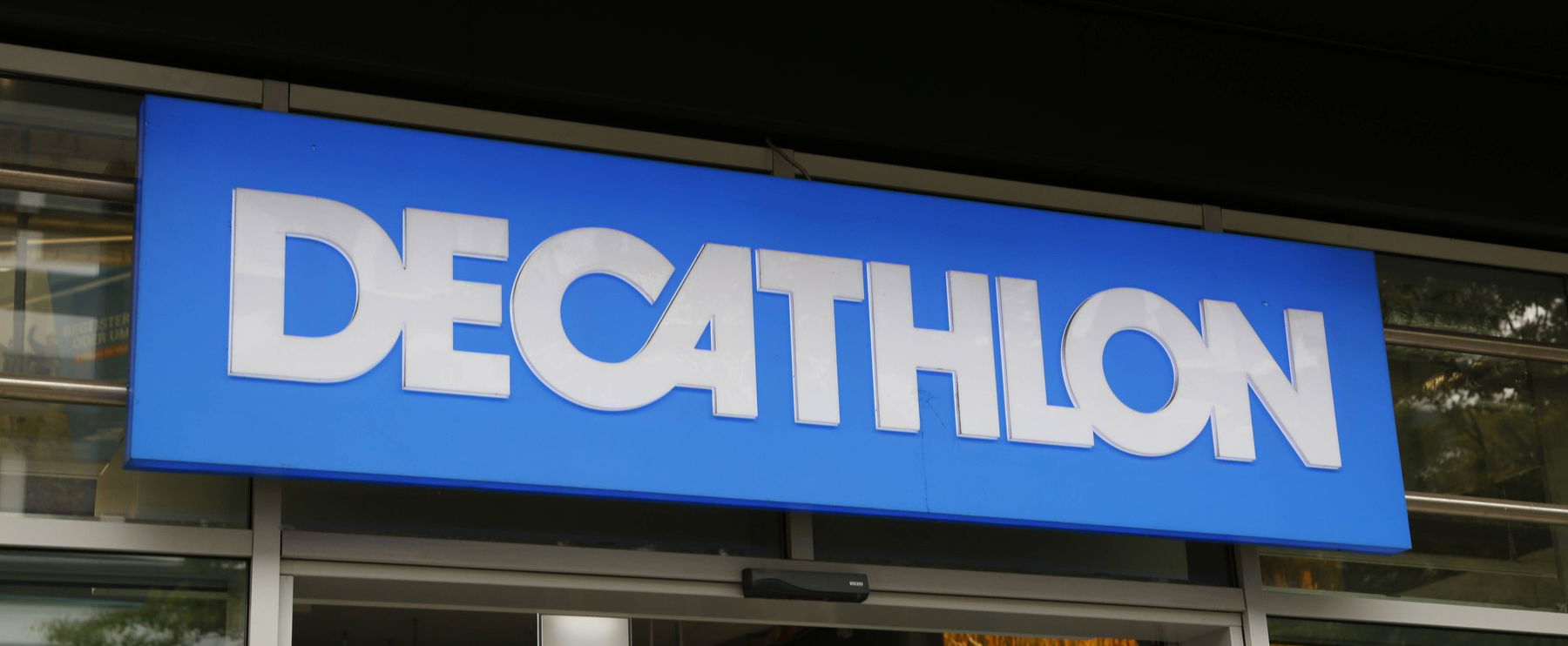 Verekedős balhé a Decathlon-ban: vészkijáraton menekítették a vásárlókat a Nyugati téri áruházból