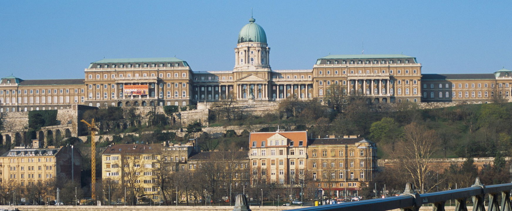 Budapest ikonikus épületében található hazánk egyik legkiválóbb étterme, a történelmi léptékű környezet mellett isteni ételeket is kóstolhatsz