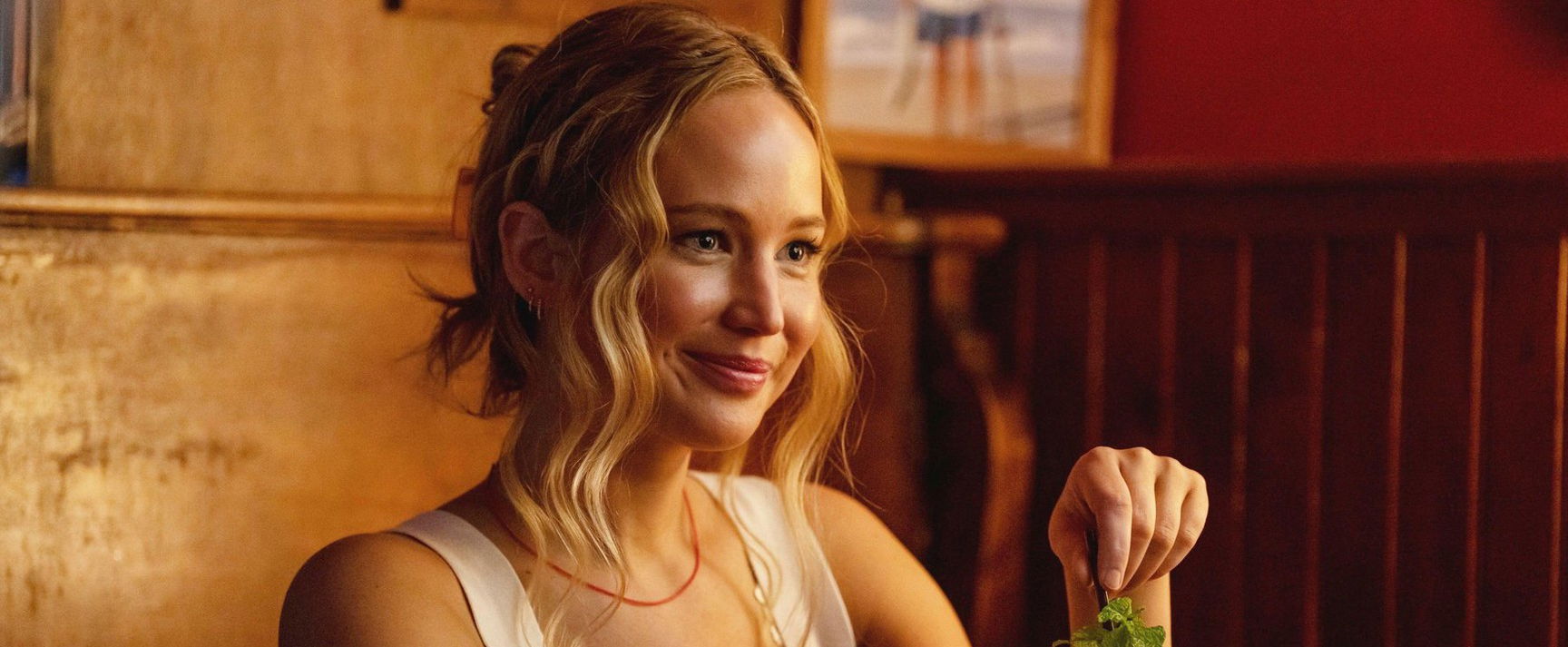 Jennifer Lawrence testéről élő adásban csúszott fel a szoknya, krízis a stúdióban