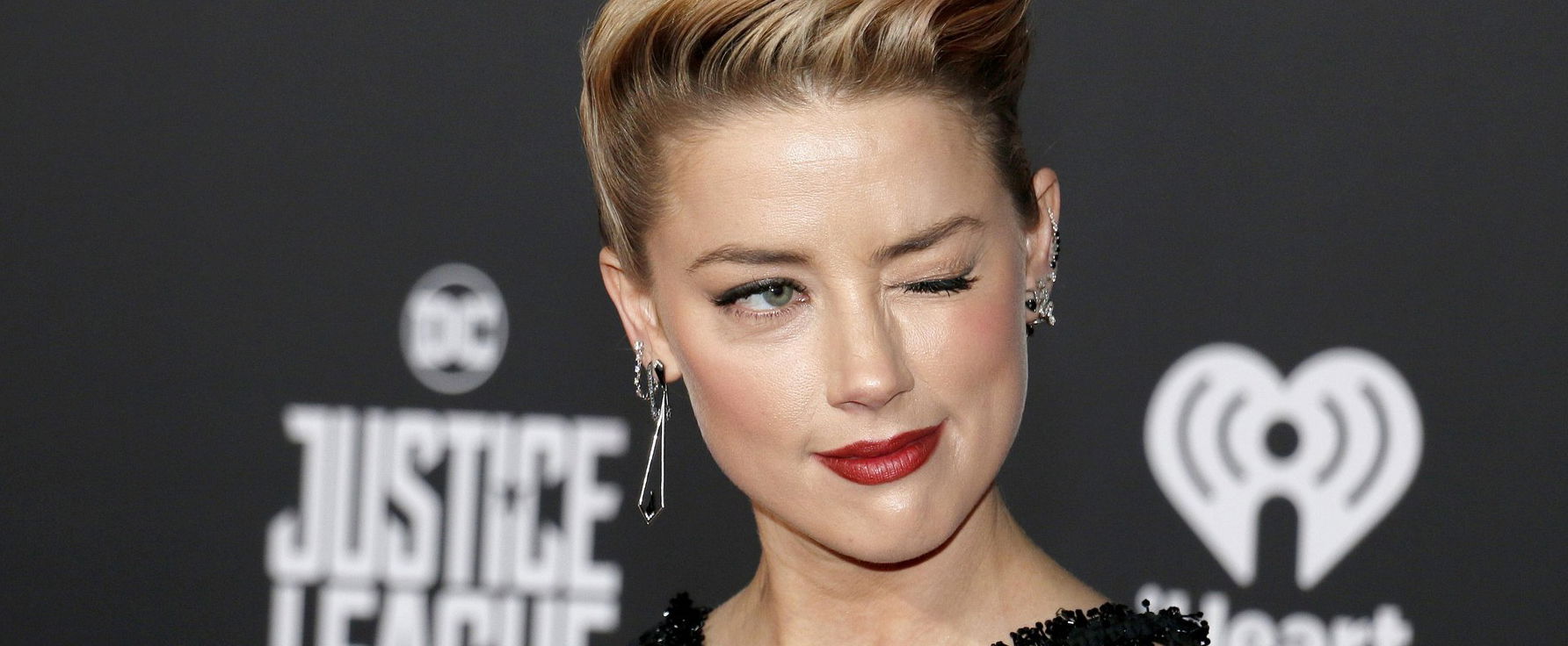 Amber Heard csücskös keblei egyenesen az arcodba merednek, mindenki egy bizonyos pontot néz ezen a képen