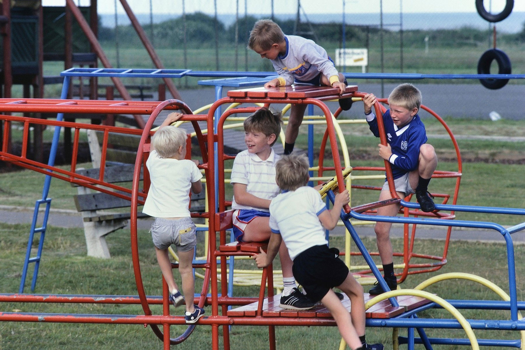 Halálhinták és a  gyilkos mászókák: bezzeg a mi időnkben a játszóterek is jobbak voltak?