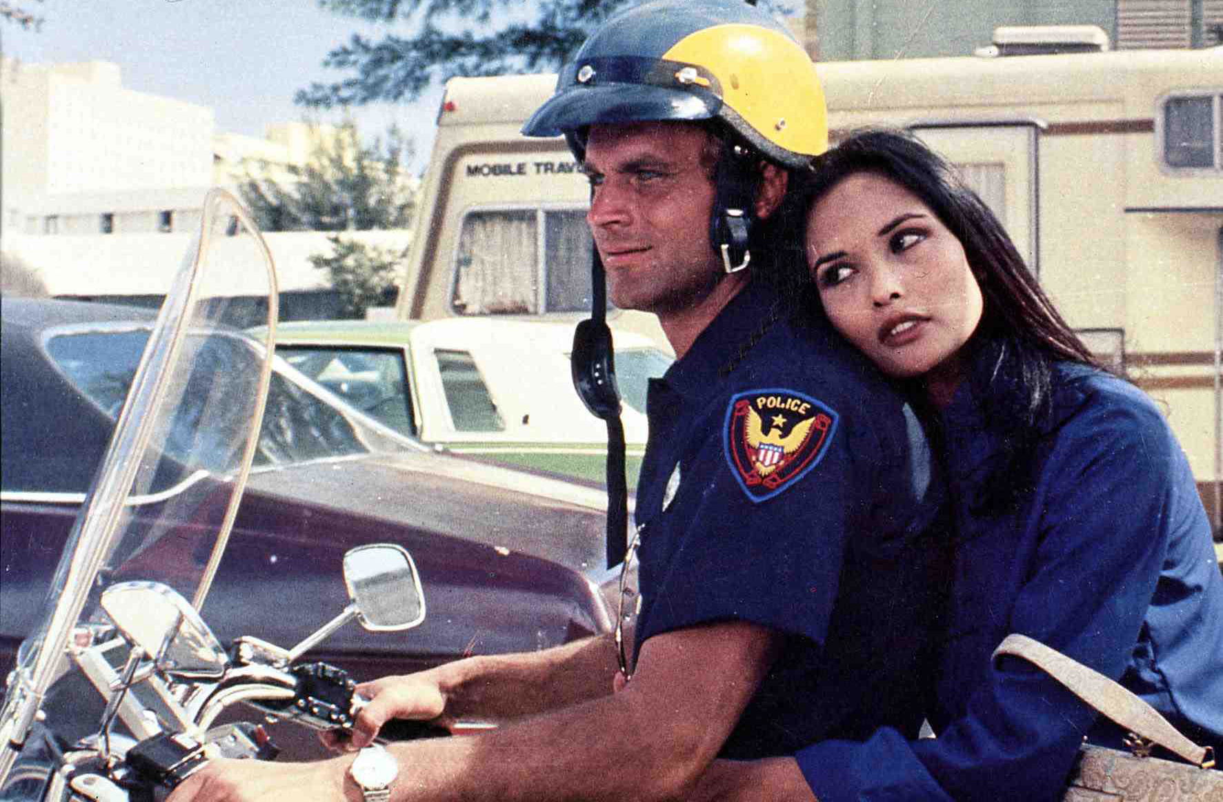 Világhírű pornósztár csavarta el Terence Hill fejét a Bűnvadászok-ban, az  egzotikus szépségű Laura Gemser felnőttfilmesként lett ismert |  Promotions.hu