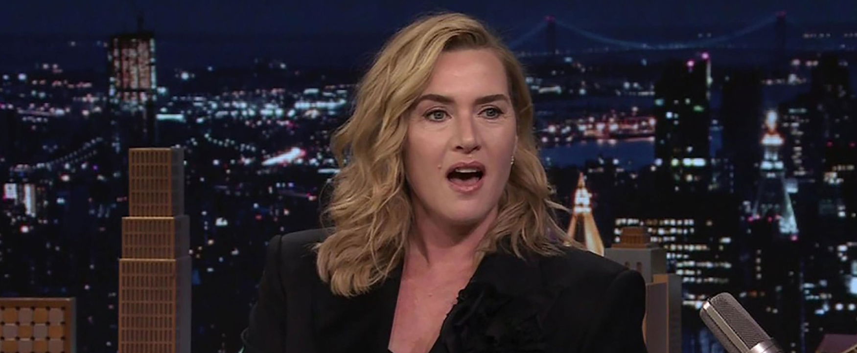 A Titanic vörös nagyasszonya, Kate Winslet ledobta magáról a ruhát, nem vette észre hogy minden mozdulatát fotózzák