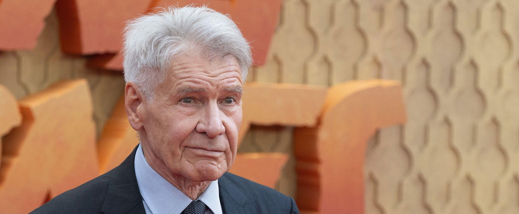 Váratlanul belépett a pesti boltba Harrison Ford, és nekiállt mosogatni