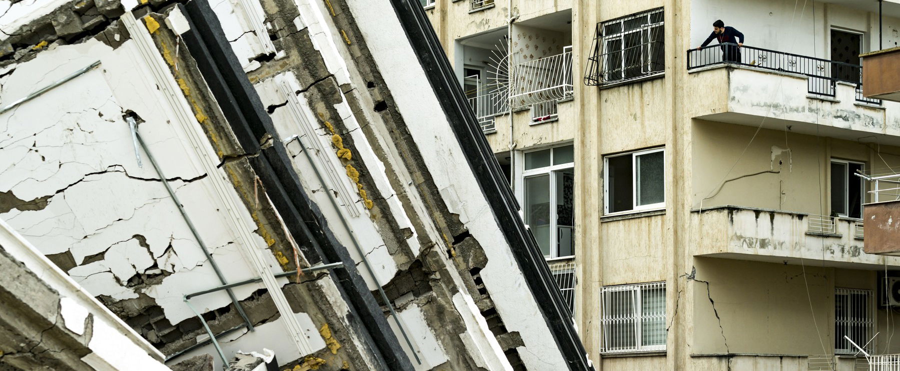 Videón az autókra zúduló kegyetlen kőzuhatag, alagút mentette meg a tajvani földrengés szerencsés túlélőit