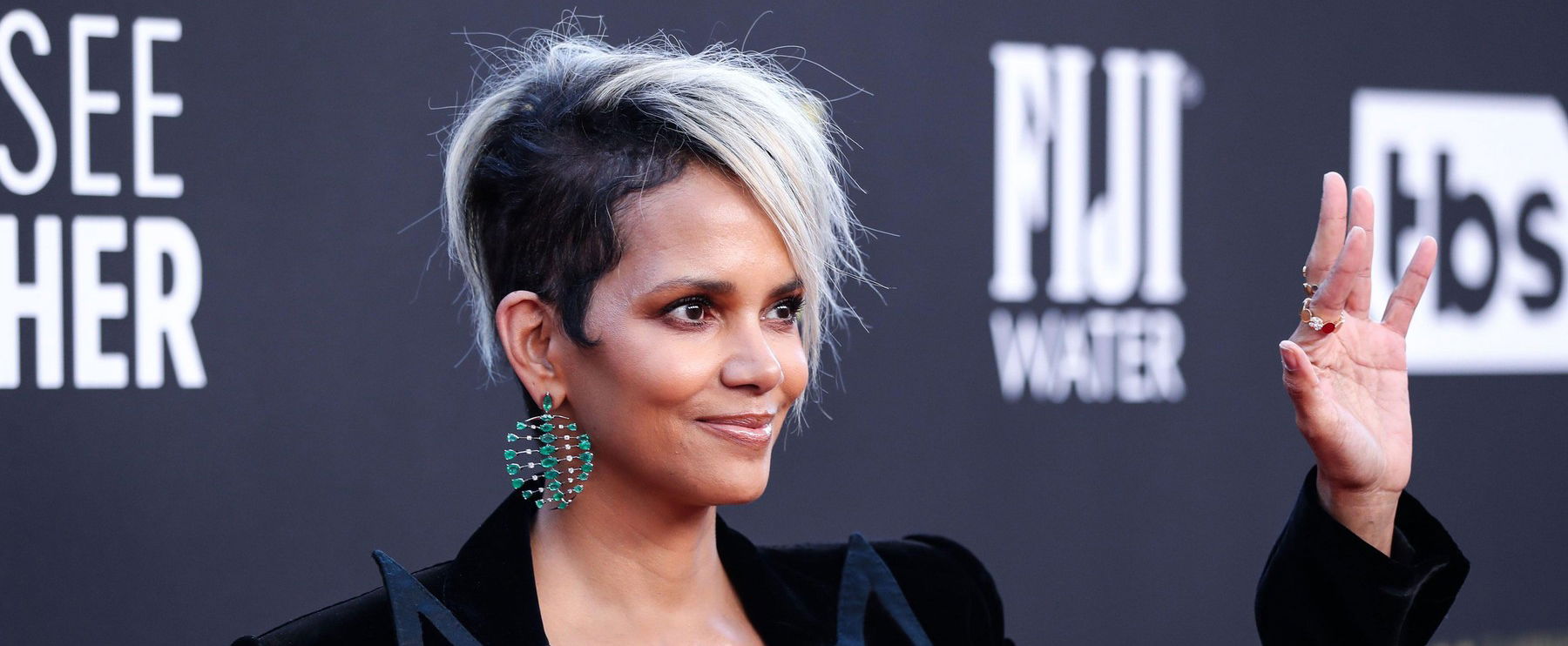 Halle Berry macskanőtestén mutatta meg milyen bugyit visel, szétnyíló köntöse résén át lehetett látni mindent 