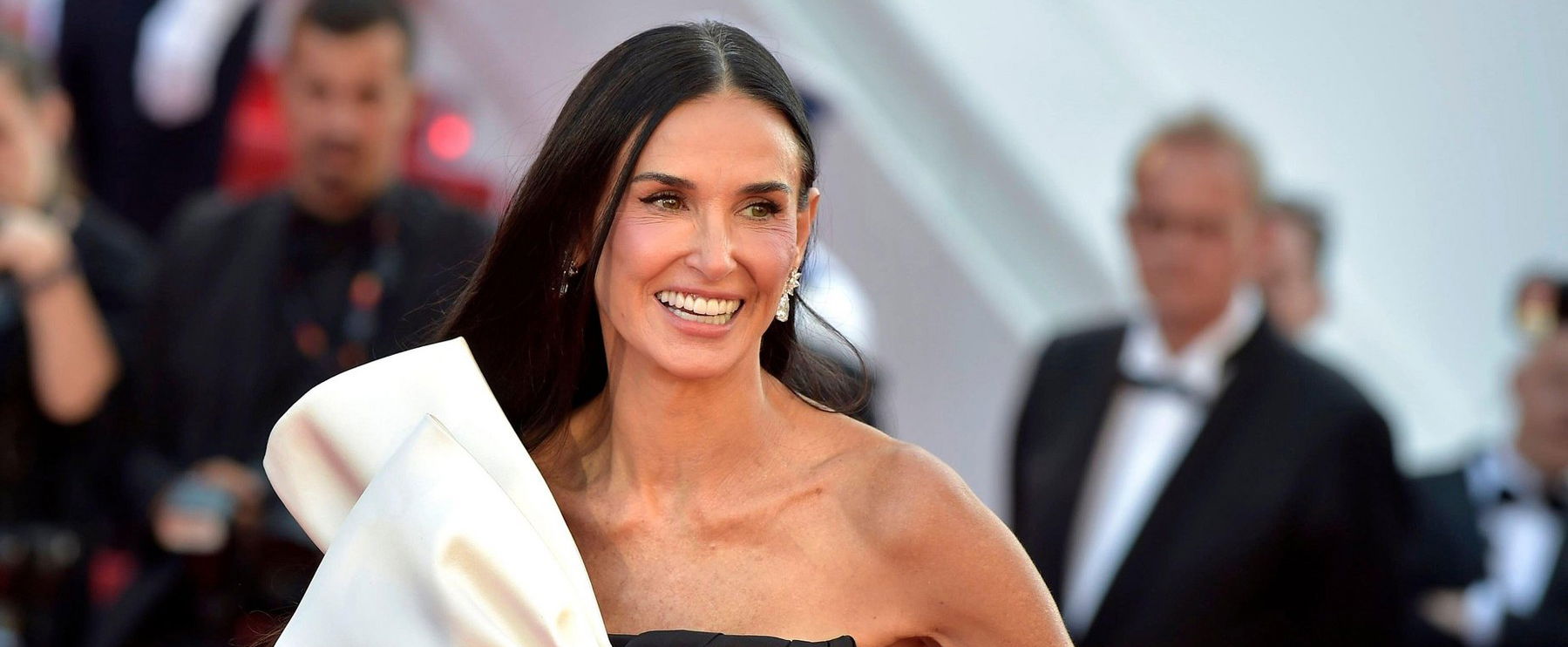 Demi Moore 61 évesen is csúcsbombázó, merészen kivágott ruhában mutatta meg hibátlan alakját