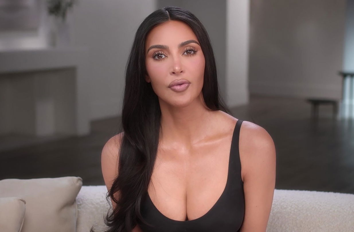 Kim Kardashian mellei hajózás közben keltek önálló életre, a mikroszkópikus  felső nem bírt a hatalmas cicikkel | Promotions.hu