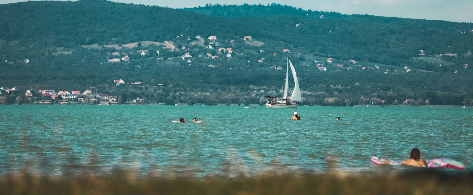 Védett állatot kínzott egy kisgyerek a Balatonon, édesanyja ügyet sem vetett rá, hiába szóltak neki