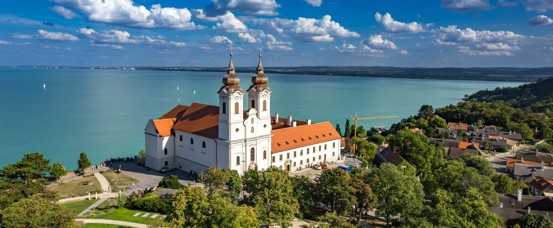 Nagy bajban a tihanyi cukrászda, tovább dagad a botrány a Balatonnál: elsöprő népharag zúdult a vendéglátóhelyre