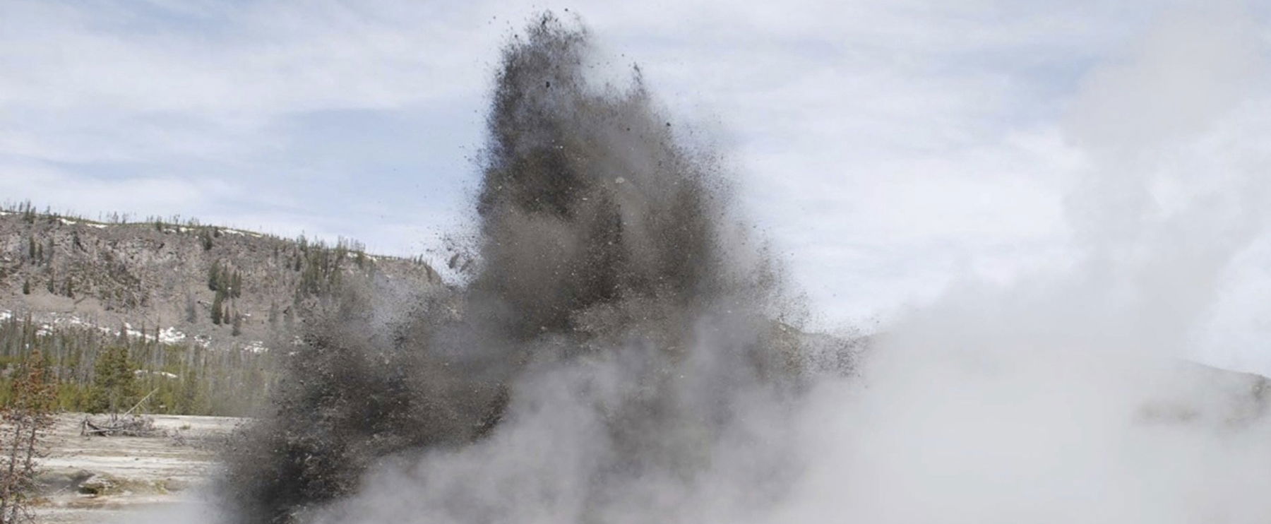 Óriási kitörés rázta meg a szupervulkán területét, az emberiség végét jelentheti, ha kiszabadul a Yellowstone alatti láva