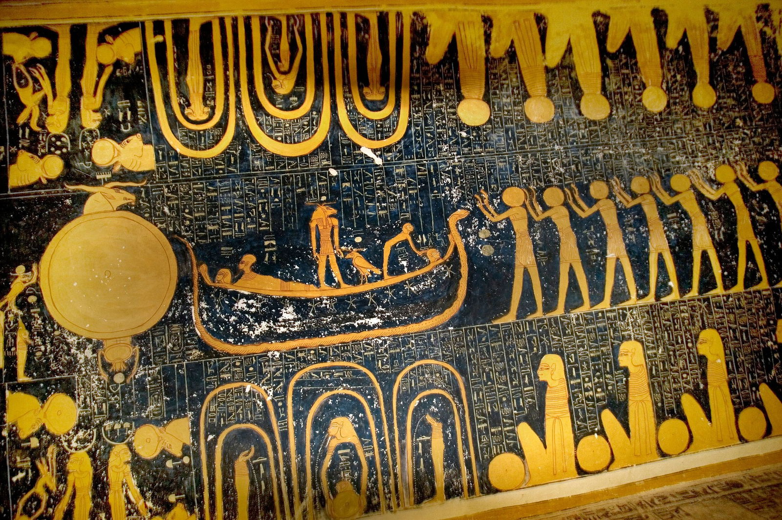 Cayó del espacio hace miles de años en Egipto, fue inmediatamente enterrado en el suelo, luego fue encontrado y al instante se convirtió en una sensación mundial.