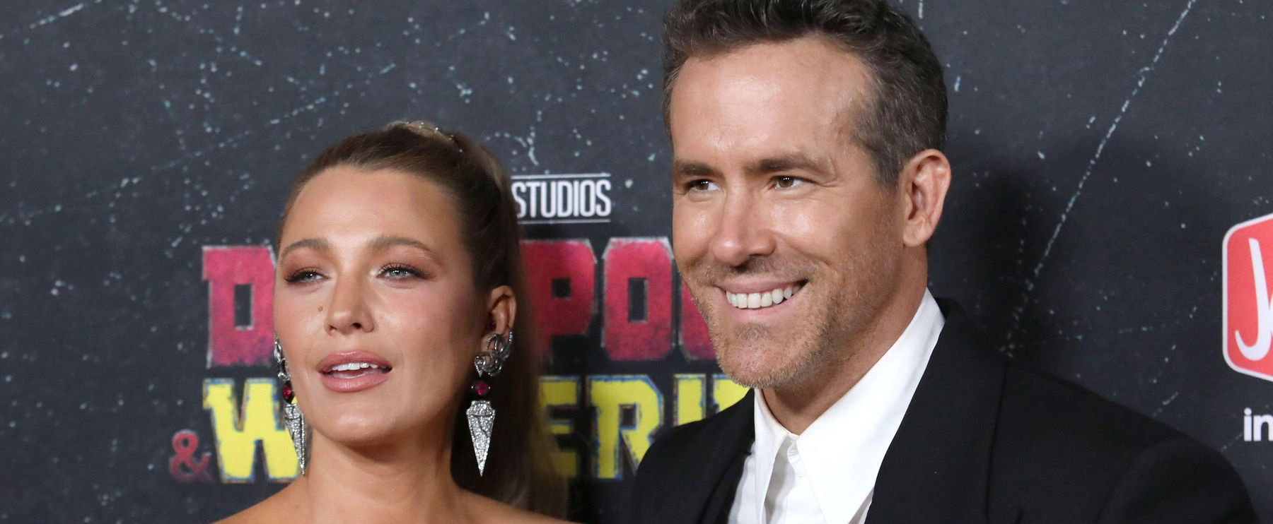 Minden szem Ryan Reynolds dúskeblű feleségének dekoltázsára szegeződött, a Deadpool és Rozsomák premierjén villantott a gazellatestű Blake Lively