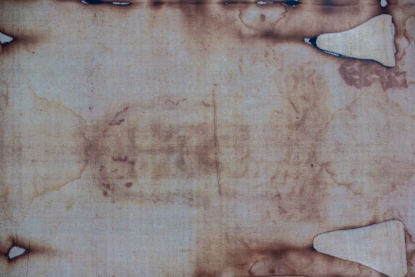 The Shroud of Turin has been examined in a new way, and scientists have made an amazing discovery.