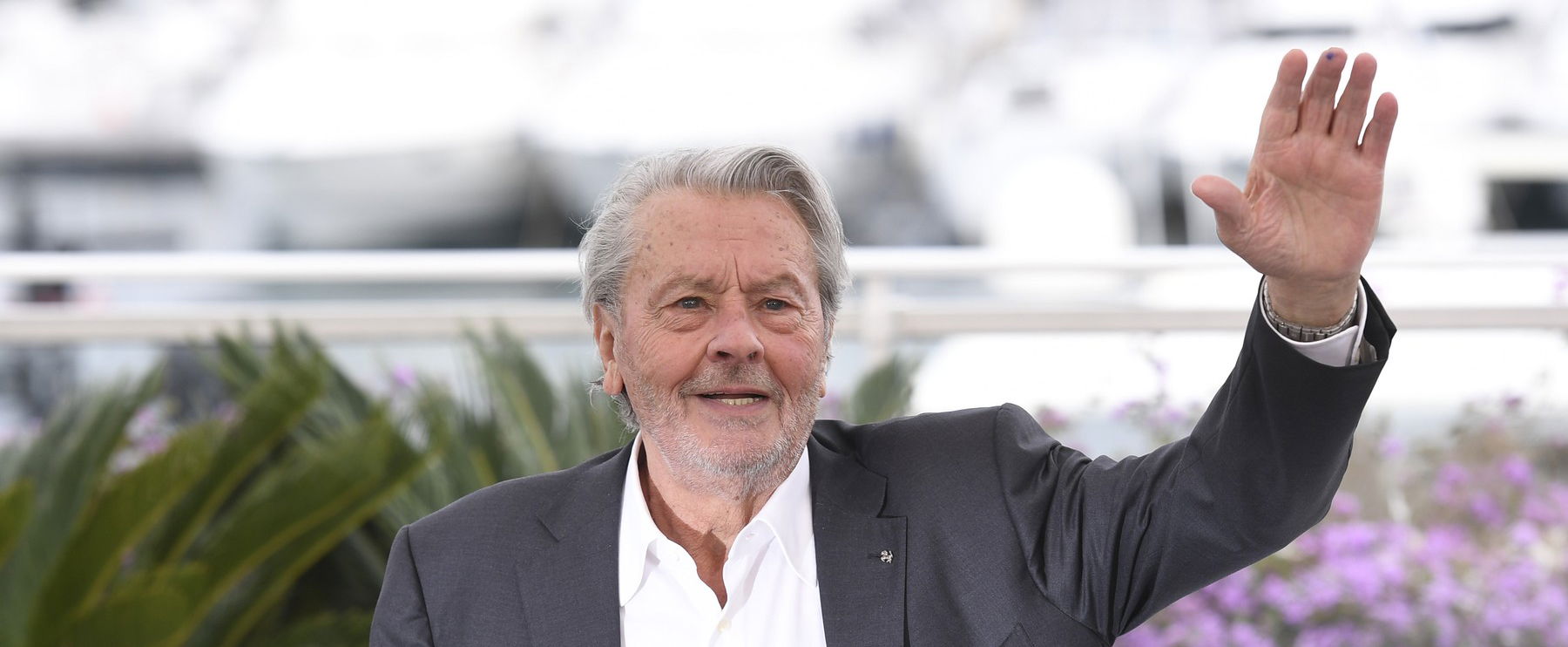 Alain Delon utolsó kívánsága miatt milliók kezdtek sztrájkolni, a család megtört a hatalmas nyomás alatt, nem válhat valóra halott édesapjuk vágya