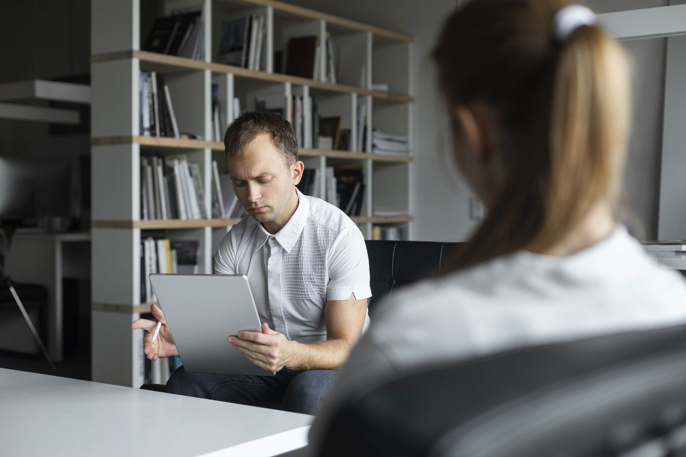 Páros lábbal rúgták ki a nőt az állásinterjúról miután válaszolt egy kérdésre, súlyos traumát szenvedett a bicskanyitogató főnöktől