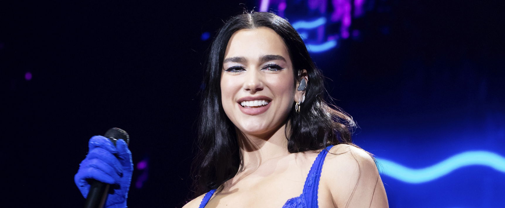 Dua Lipa félig lehúzott szoknyával a fürdőszobában, erről készített fotót