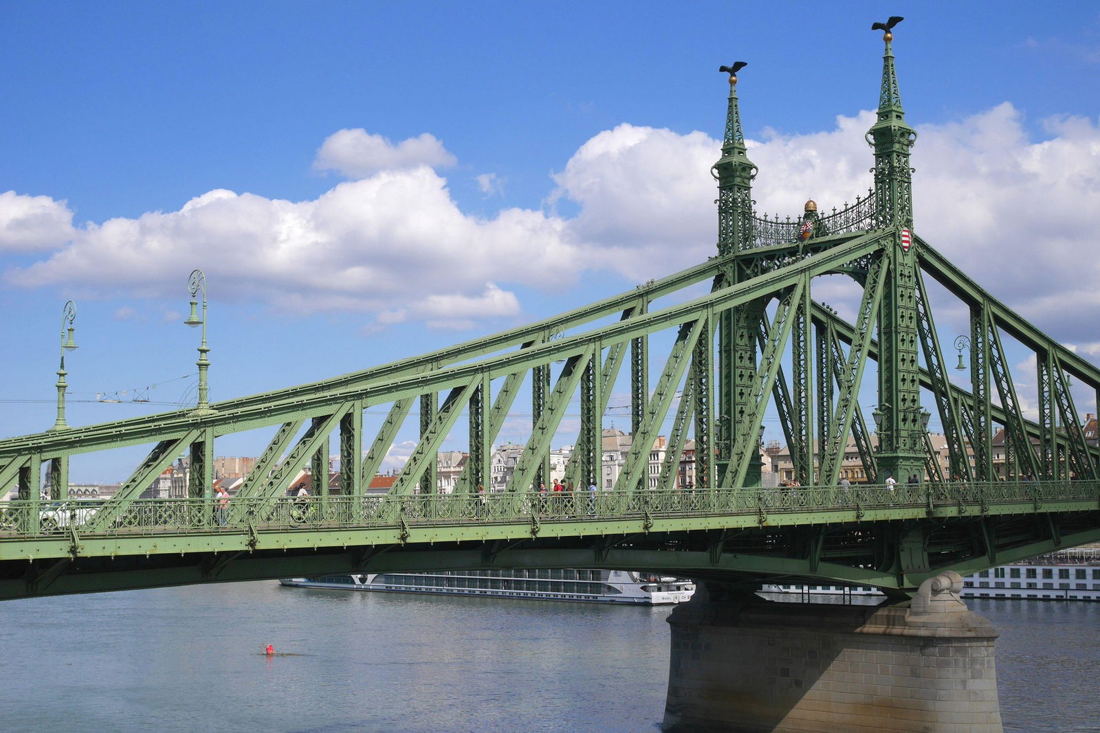 Something terrible happened on the Szabadság Bridge, firefighters, police and ambulance rushed to the scene