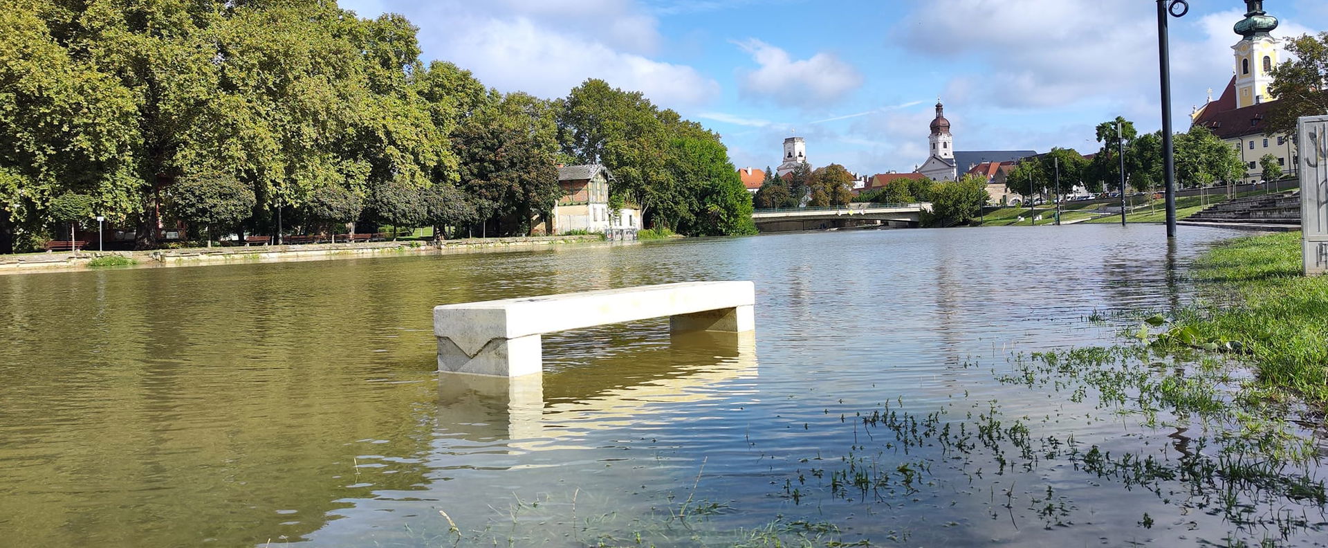 Lazán bebringázott az áradó Dunába egy férfi Győrben, ügyet sem vetett a kormányig érő vízre