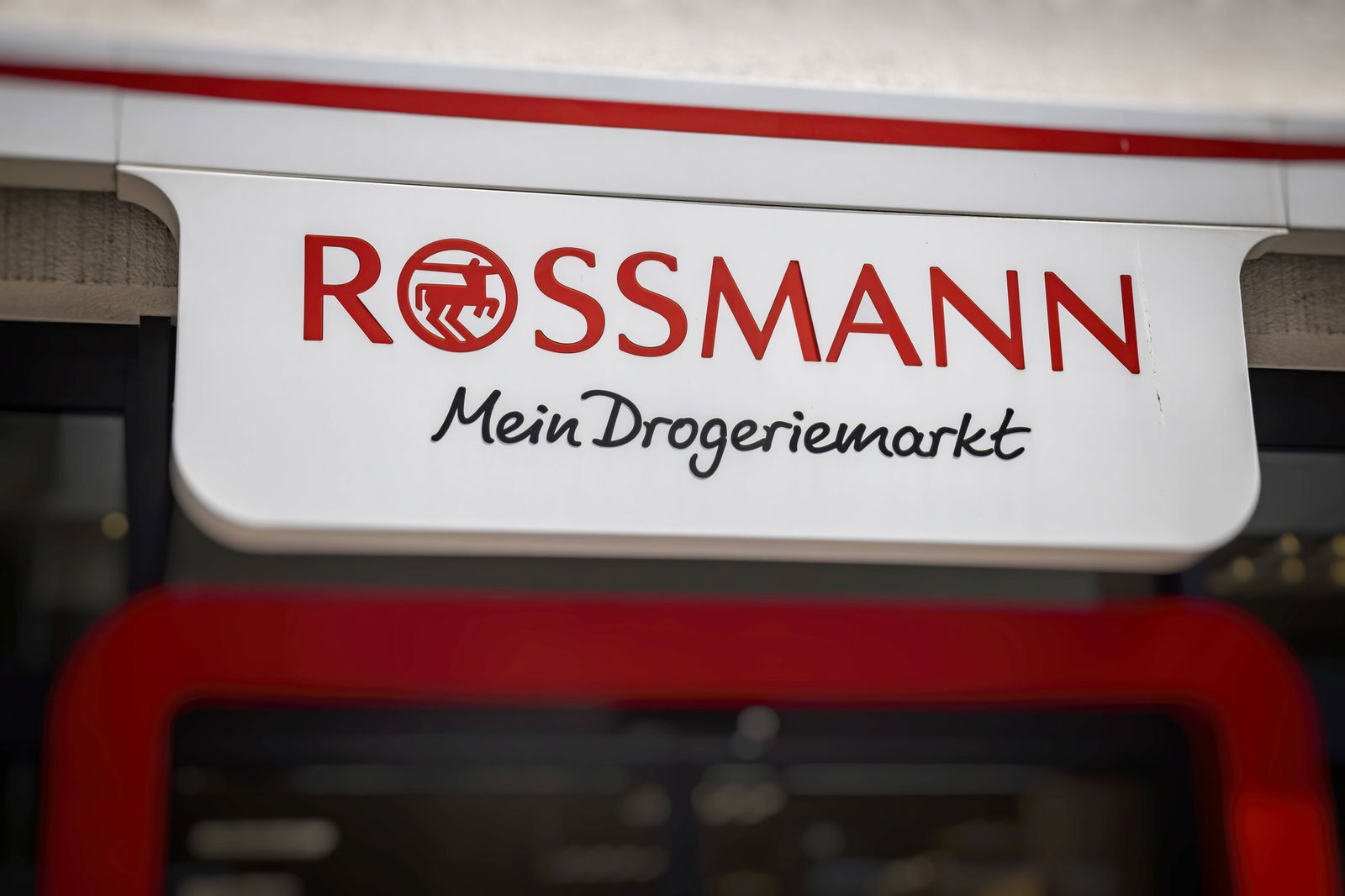 Rossman set a deadline for loyalty card delivery, angering customers.