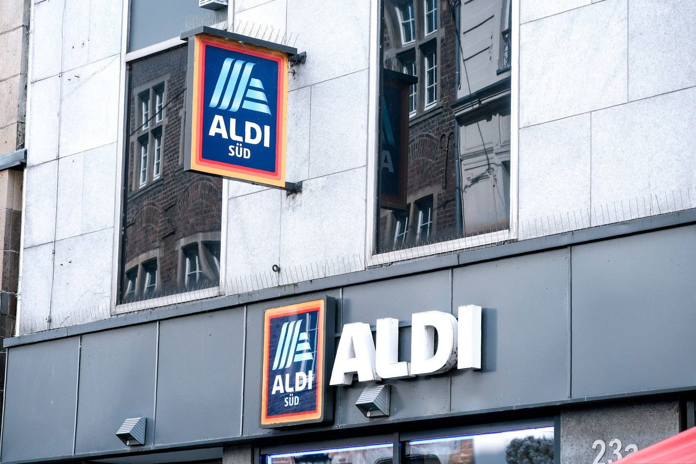 Kinyitotta egy magyar turista a külföldi Aldi szórólapját, döbbenet ki nézett vissza rá a babkonzervek mellől