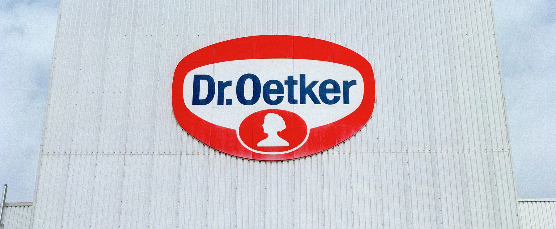 De ki volt az a Dr. Oetker, akinek nevét már 100 éve imába foglalják a magyar háziasszonyok?